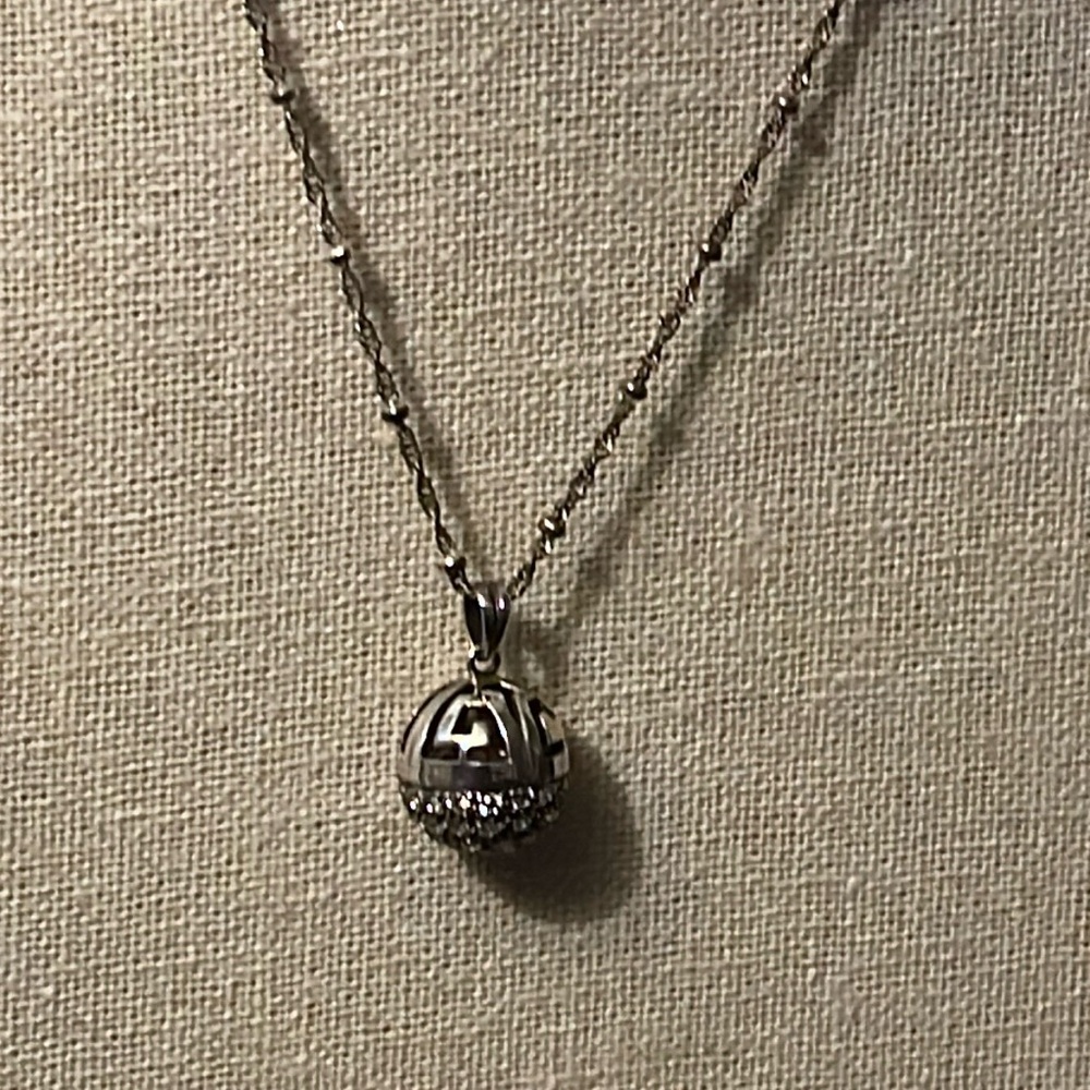 incredibly sparkly sterling cristal necklase